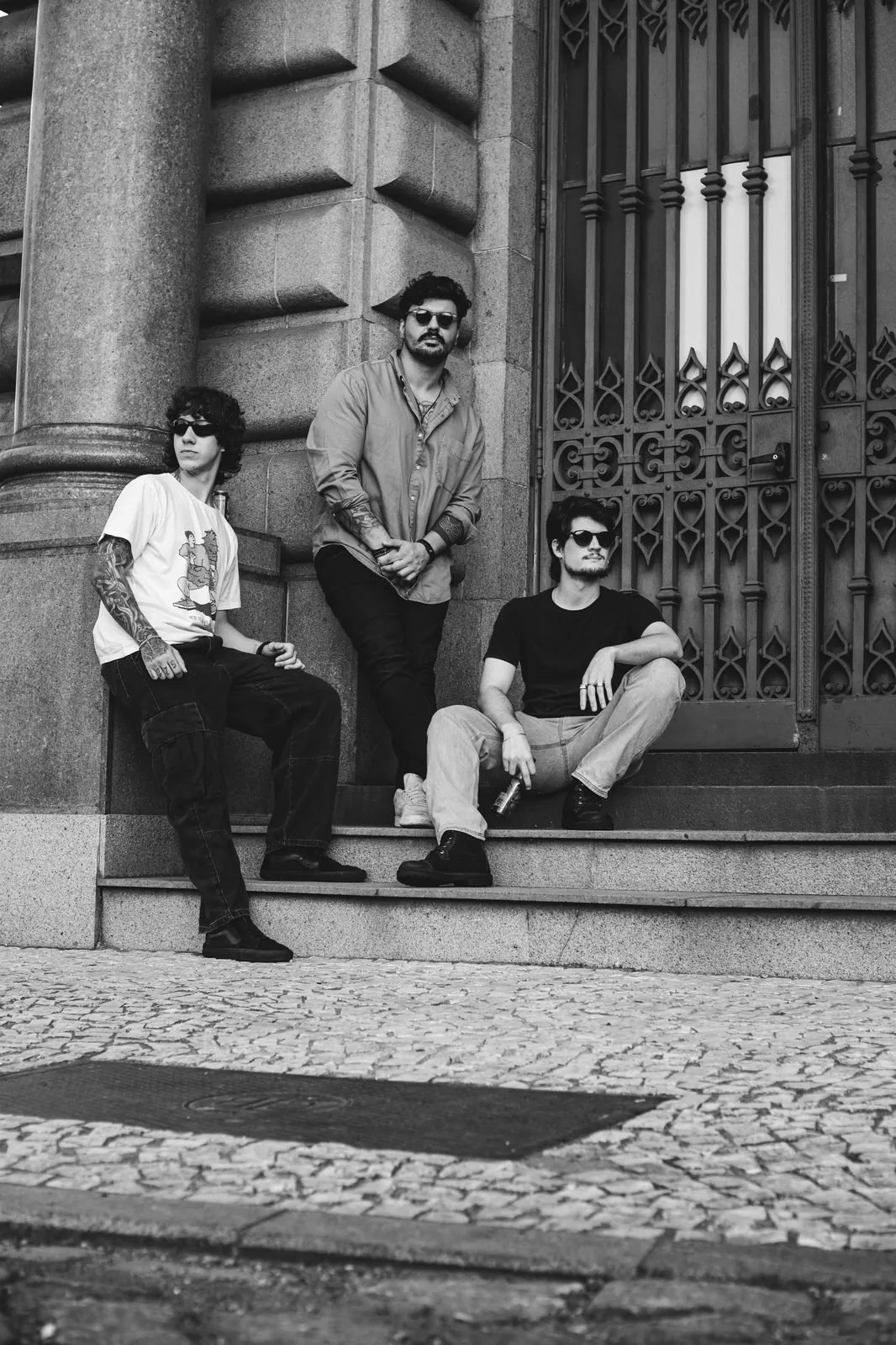 Curse Cult na escadaria de um portal histórico em Santos